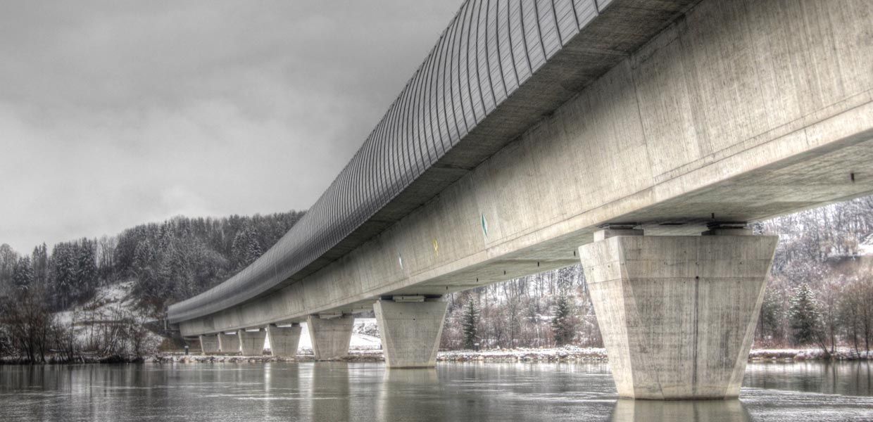 Moderne Eisenbahnbrücke der Koralmbahn über die Drau bei Völkermarkt, 600 Meter lang, für 250 km/h geeignet