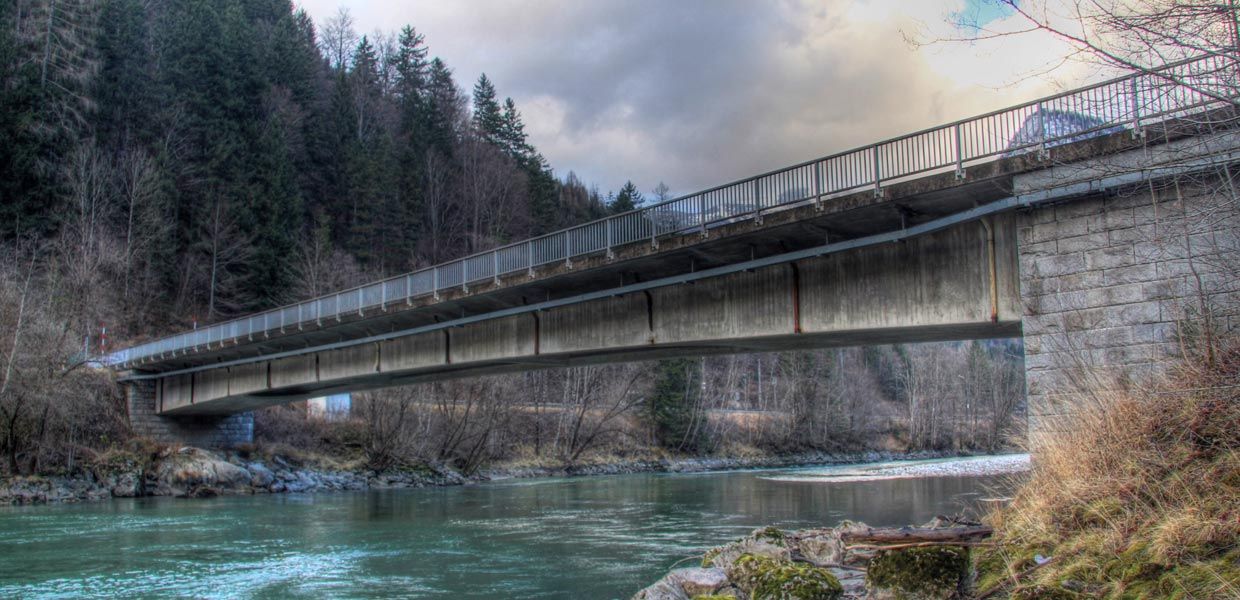 Straßenbrücke über die Enns bei Gstatterboden eingebettet in die Berglandschaft des Nationalparks Gesäuse